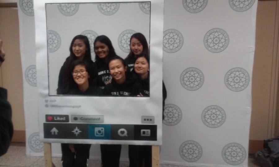 The Girls Golf team poses in the Instagram cutout