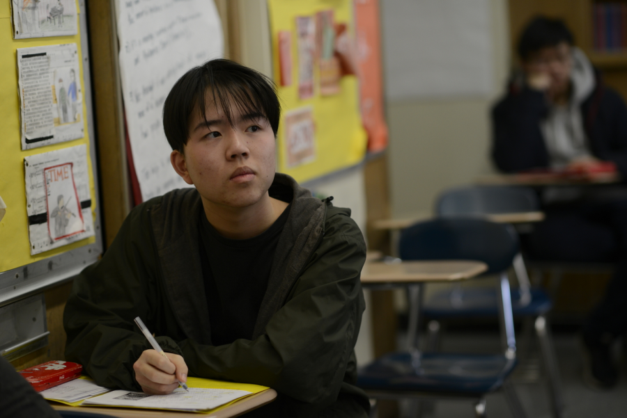 Kin Yang ’20 takes notes on the history of Chinese cuisine and traditional art forms in his AP Chinese Language class.