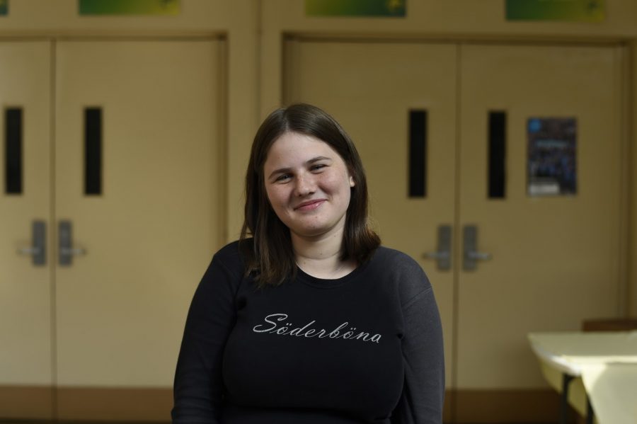 Emma Tierstan-Nyman ’20 in her “söderböna” shirt, which loosely translates to “a girl from Söder” in Swedish.