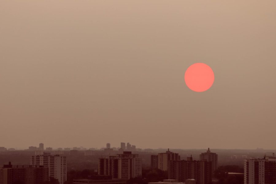 A bright red sun, caused by haze from the California wildfires, appeared in Toronto, Canada on July 20th, 2021. (DESIGNECOLOGIST / Unsplash)