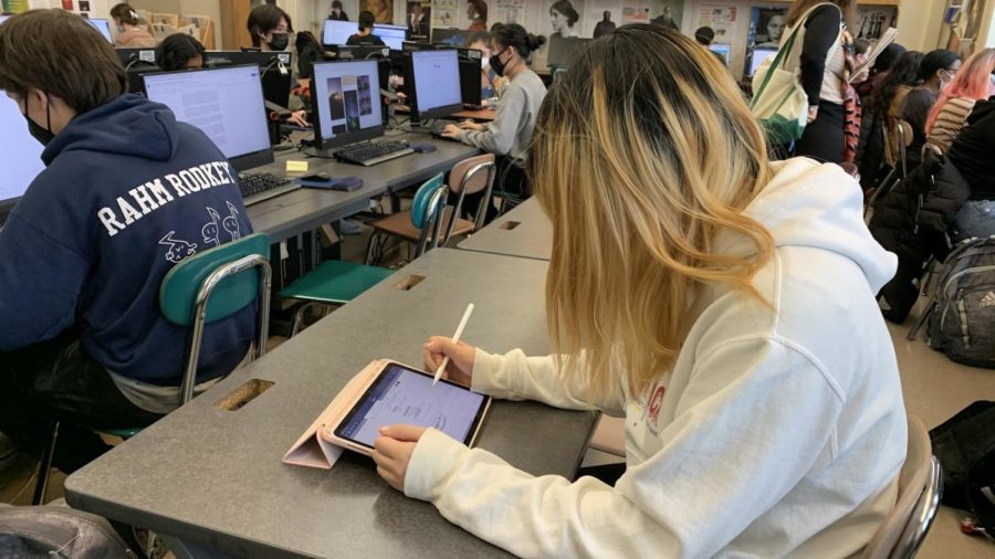 Melanie Lin ’22 uses her Apple Pencil, which not only has the benefits of a regular stylus, but is pressure sensitive, allowing users to control opacity and more with a flick of their wrists.