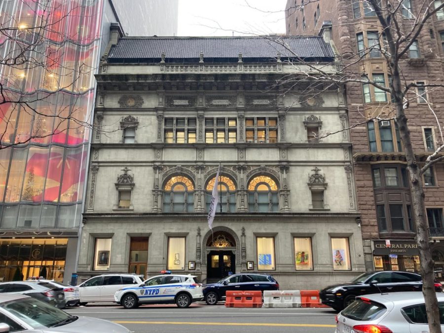 The Art Students League is located on 57th street in Manhattan. After some time, the artworks displayed on the windows are replaced with others, They provide a glimpse into what may be created by the artists at this institution. 
