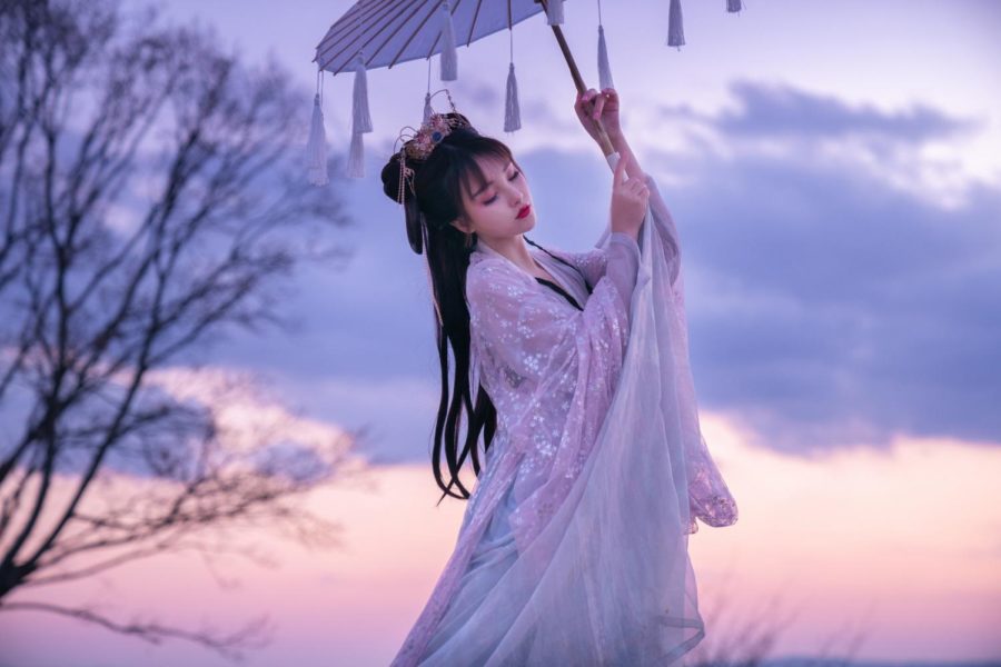 Here is a photo of a woman wearing a Hanfu from the Han Dynasty. 