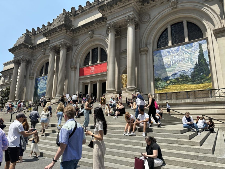 Here are the famous MET Museum steps where tourists from all over the world come to relax after seeing art. It is also the location where Blair Waldorf and her friends had lunch. 