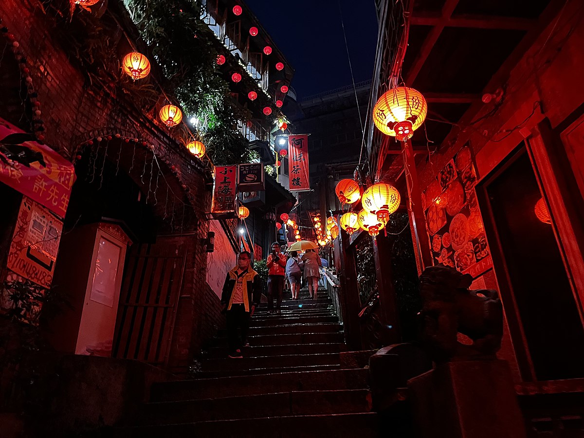 During the night, the Jiufen Old Street is illuminated by the glow of lanterns, resembling scenes one might see at a haunted house. Photo credit: Photo credit: Sunkenbean, CC BY-SA 4.0 , via Wikimedia Commons 
