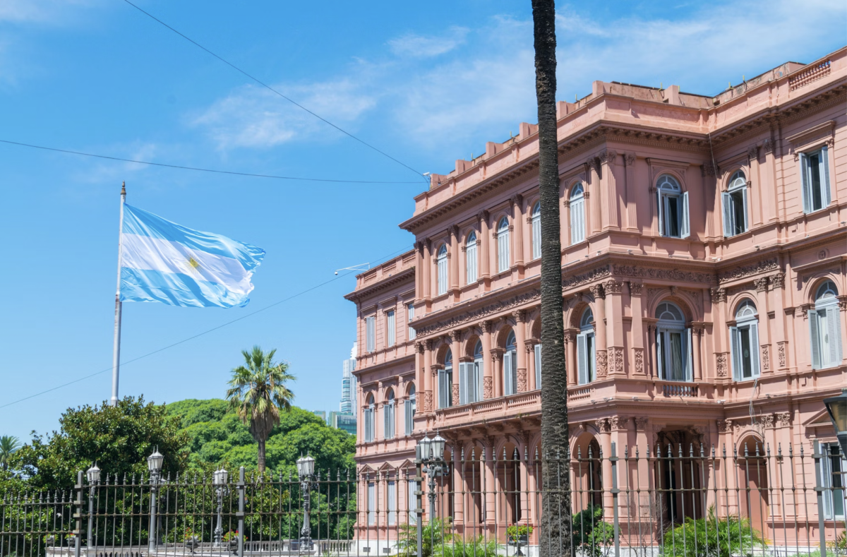 Here%2C+the+Argentine+flag+soars+at+Casa+Rosada+as+citizens+of+the+nation+contemplate+President+Mileis+economic+reforms.+%28Photo+Credit%3A+Benjamin+R.+%2F+Unsplash%29