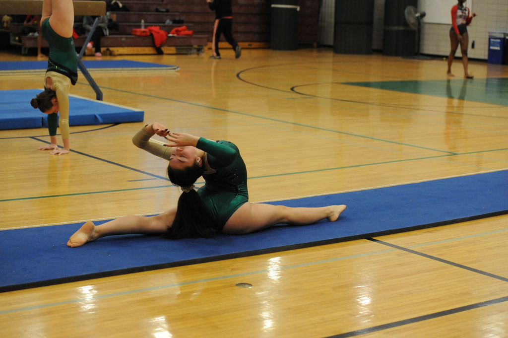 Kaylyn Kim ’24 peacefully practices her splits and stretches on the floor.