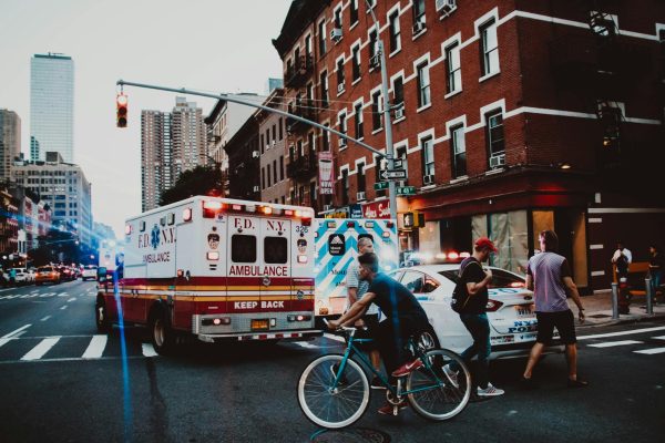 A cyclist navigates a chaotic street in New York City. (Photo Credit: Benjamin Voros / Unsplash)
