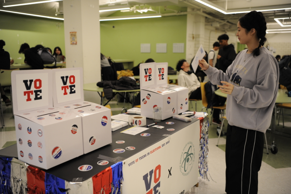 Jaclyn Eum ’25 registers to vote at the Bronx Science voter registration initiative.