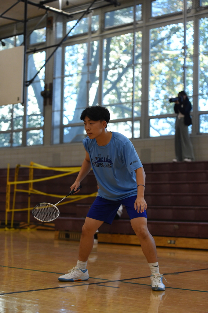 Max Cheung ’25 prepares to receive the first serve from his competitor. 