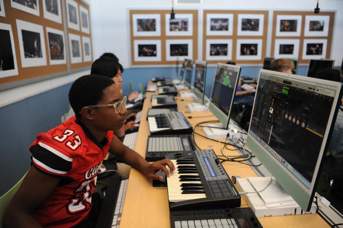 Isaiah Sumpter ’26 uses a keyboard to design his project.
