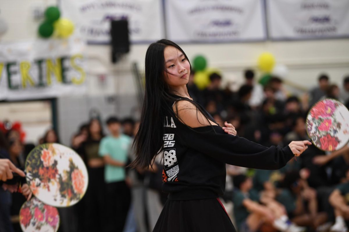 Isabella Qu ’27, a proud member of Lunar, captivates the audience with her graceful traditional dance at this year’s Homecoming.