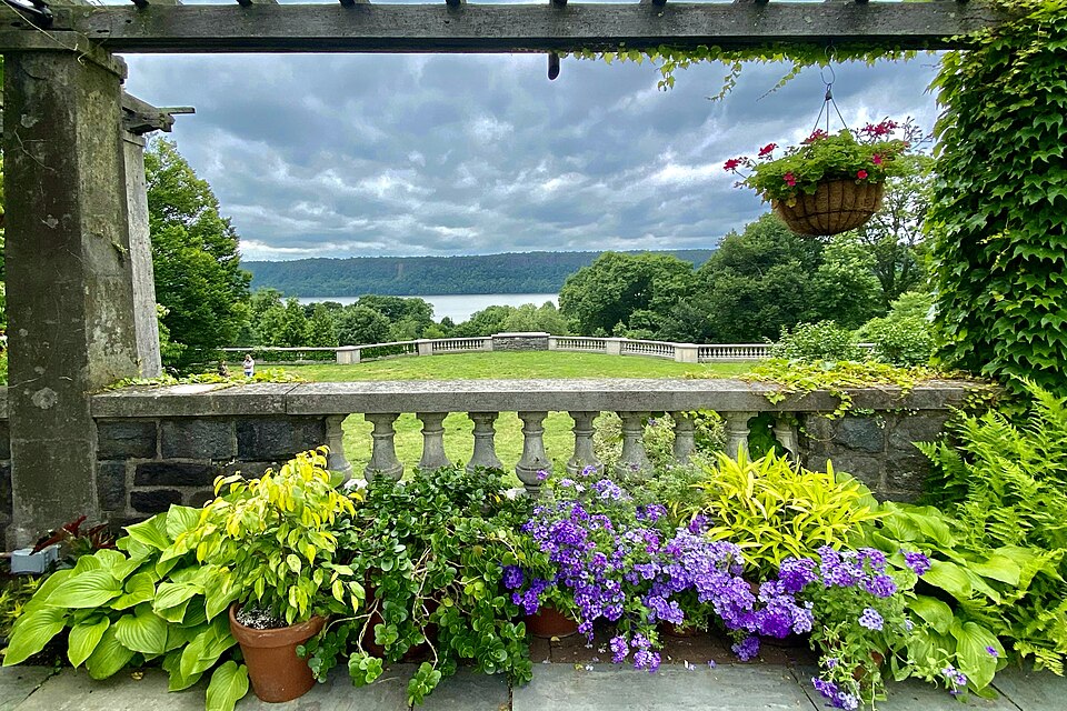 Wave Hill is renowned for its views of the Palisades and of the Hudson River, which makes it ideal for visitors looking to take pictures or simply unwind .(Photo Credit: Andre Carrotflower, CC BY-SA 4.0 , via Wikimedia Commons)
